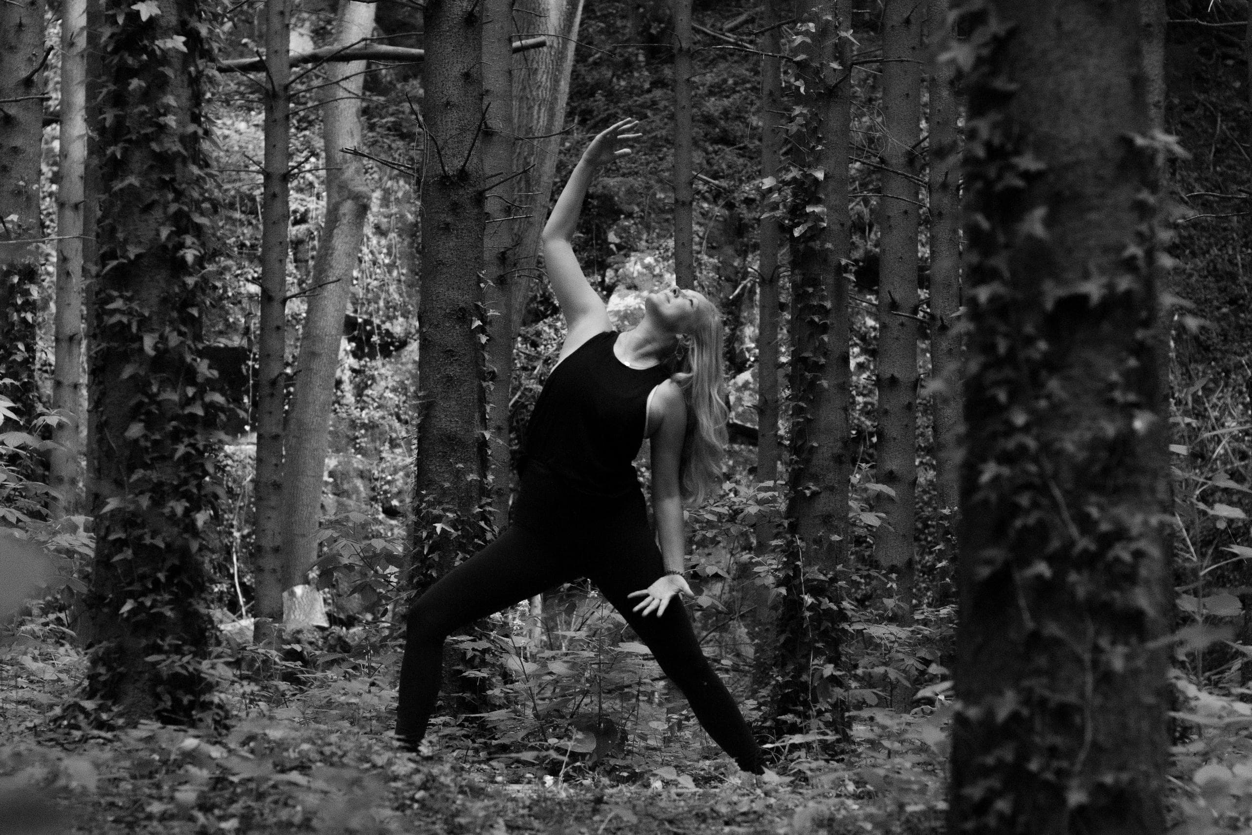 Mirka in friedvoller Krieger Position im Wald