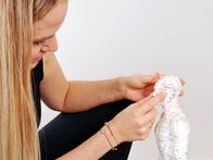 Ausbilderin Johanna zeigt Meridiane an Puppe