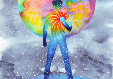 gemalter Mensch bei Nacht vor buntem Mond, der seine Hand auf seinen bunten Herzraum legt