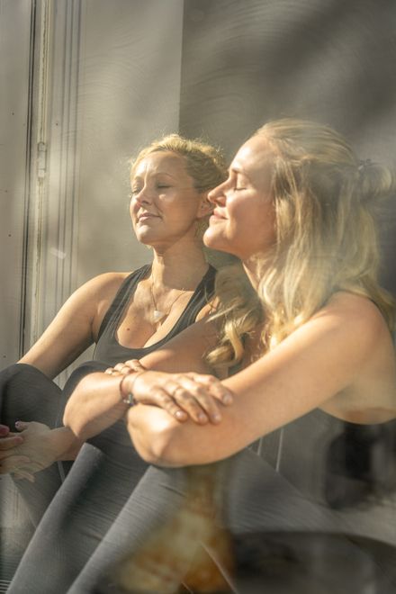 Mirka und Frau genießen Sonnenschein.