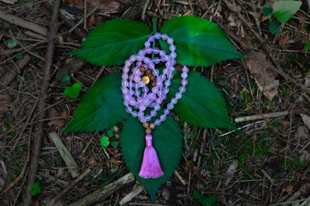 Mala-Kette auf Blatt im Wald.