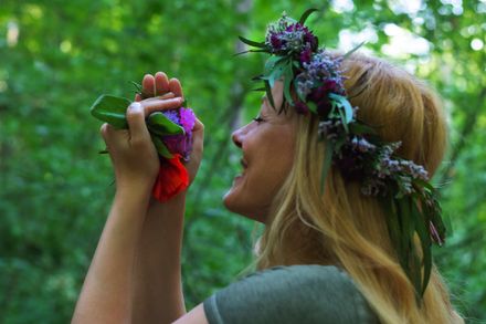 Mirka mit bunten Blumen im Wald.