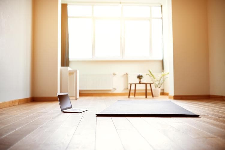Notebook steht vor Yogaplatz zuhause.